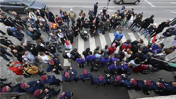 Ungarn ändert Verfassung: Mensch ist entweder Mann oder Frau Anhänger der Opposition demonstrieren vor dem Parlament gegen die Verfassungsänderungen, durch die non-binäre Personen nicht als solche anerkannt werden und Verbote öffentlicher Veranstaltungen nicht-heresosexueller Gemeinschaften möglich machen.