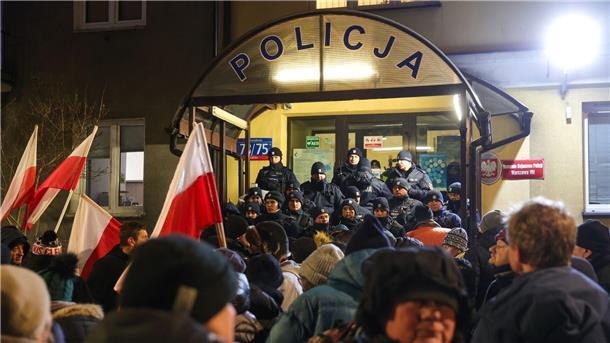 Polens Präsident kämpft für Freilassung von PiS-Politikern Anhänger der Partei Recht und Gerechtigkeit (PiS) protestieren gegen die Festnahme der beiden Abgeordneten.