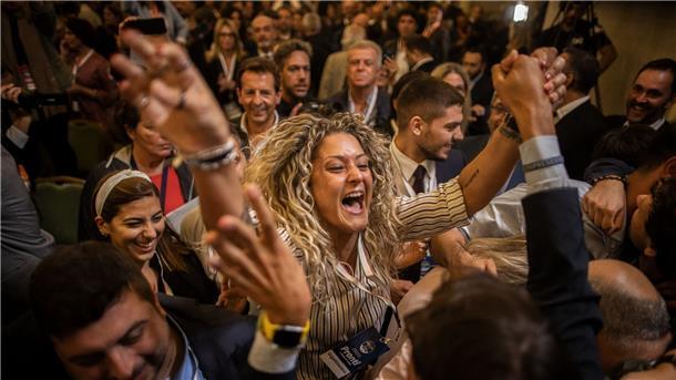 Rechtsruck: Meloni verspricht Italien „Würde und Stolz“ Anhänger der rechtsradikalen Partei „Fratelli d’Italia“ (Brüder Italiens) jubeln während einer Pressekonferenz in der Wahlkampfzentrale der Partei.
