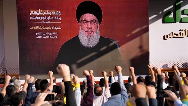 Hisbollah-Chef Nasrallah warnt Israel und lobt Hamas-Terror Anhänger der vom Iran unterstützten Hisbollah erheben in Beirut ihre Fäuste und jubeln, als Hisbollah-Führer Hassan Nasrallah während einer Kundgebung zum Gedenken an in den vergangenen Wochen getötete Hisbollah-Kämpfer über eine Videoverbindung erscheint.