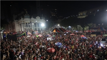 Anhänger des ehemaligen Präsidenten da Silva feiern in der Nacht in der Innenstadt von Rio de Janeiro seinen Wahlsieg.