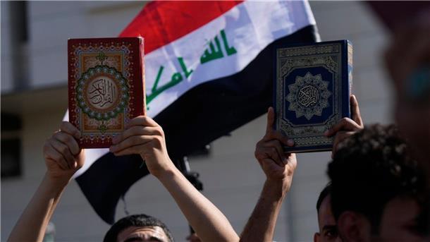 Koran in Stockholm verunglimpft: Abbruch der Beziehungen? Anhänger des schiitischen Geistlichen Muqtada al-Sadr halten den Koran, das heilige Buch der Muslime, während einer Demonstration vor der schwedischen Botschaft hoch.