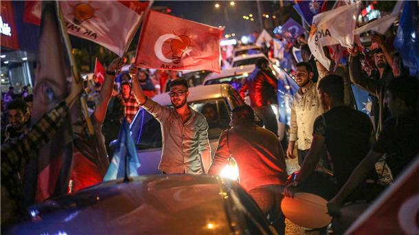 Erdogan gewinnt Präsidentschaftswahl in Türkei Anhänger des türkischen Präsidenten Erdogan feiern nach dem Ergebnis der Stichwahl im türkischen Kahramanmaras.