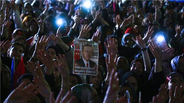 Anhänger des türkischen Präsidenten Erdogan jubeln in der Parteizentrale in Ankara.