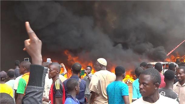 Anhänger meuternder Soldaten sind auf den Straßen von Nigers Hauptstadt Niamey unterwegs, das Hauptquartier der Regierungspartei steht in Flammen. Das Militär hat erklärt, die Forderung der Putschisten nach einem Ende der Amtszeit von Präsident Bazoum zu unterstützen.