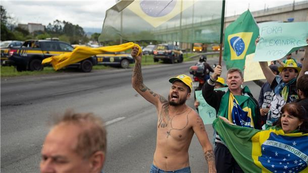 Anhänger von Bolsonaro protestieren am Rande einer Autobahn gegen seine Niederlage bei der Präsidentschaftswahl.