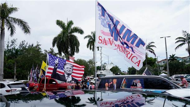 Anhänger von Donald Trump versammeln sich vor dem Trump National Doral Resort.