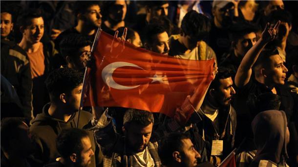 Anhänger von Kilicdaroglu jubeln vor der Parteizentrale in Ankara.