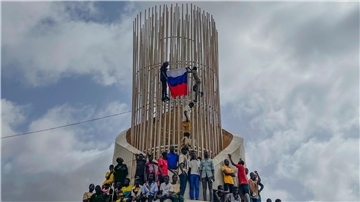 Anhänger von Nigers regierender Junta demonstrieren am vergangenen Donnerstag in der Haupstadt Niamey - und zeigen dabei auch russische Flaggen.