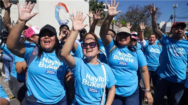 El Salvador: Bukele steuert auf Wiederwahl zu Anhänger von Präsident Bukele jubeln vor einem Wahllokal.