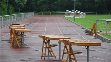 Anhaltender Regen bremste den geplanten Sponsorenlauf auf der Laufstrecke am Selsinger Sportplatz aus.