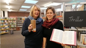Anja Böltes (links) und Marilies Mittelmaier vom Team der Stadtbücherei. In der Bücherei bleibt es vorerst bei reduzierten Öffnungszeiten.