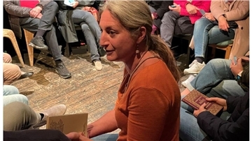 Anja Kleinhans gelang es mit ihrem intensiven Spiel, sich ihrem Publikum nicht nur zu nähern, sondern es in besonderer Form auch aktiv mit in das Stück einzubeziehen.
