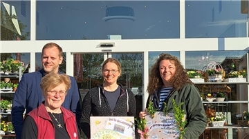 Anja Thieling (vorne) überreichte das Geld an Eike Hessenius und Annelie Hedden vom TuS sowie an Christine Rüdebusch vom Haus Christa (von links).