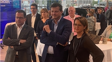 Anja und Oliver Grundmann (Mitte) gestern Abend in Stade: Gespannt verfolgen sie die ersten Ergebnisse des Wahlabends.