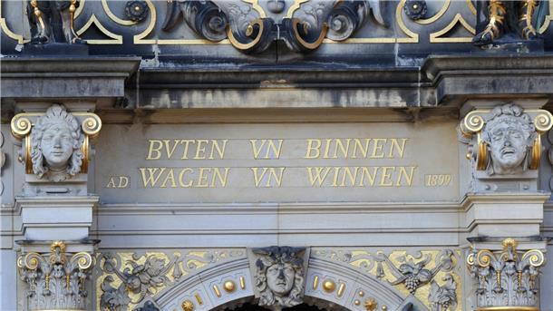 Der Wahlspruch "Buten un Binnen, Wagen un Winnen" steht über dem Portal des Haus Schütting in Bremen