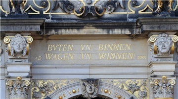 Der Wahlspruch "Buten un Binnen, Wagen un Winnen" steht über dem Portal des Haus Schütting in Bremen