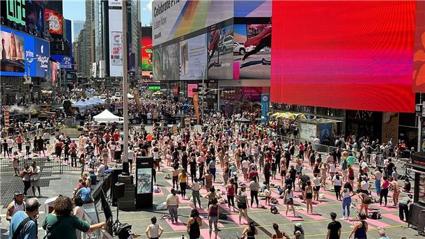 Trotz Hitzewelle: Massen-Yoga auf New Yorks Times Square Anlass für das Massen-Yoga ist der Welt-Yoga-Tag am 21. Juni.