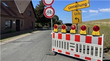 Anlieger können passieren. Für den Durchgangsverkehr ist die Straße Am Deich ab Sieltiefsweg bis Burhaversiel aber gesperrt. Das gilt für Autofahrer ebenso wie für Radler. 