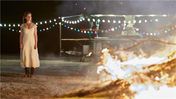 Eine Tote in der Hüpfburg - ZDF-Krimi „Ostfriesenfeuer“ Ann Kathrin Klaasen (Picco von Groote) erinnert sich an die Ereignisse in der Nacht des ersten Mordes am Osterfeuer.