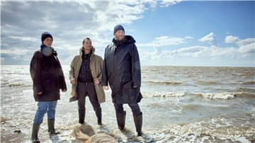 Ann Kathrin Klaasen (Picco von Groote)  neben ihren Kollegen Rupert (Barnaby Metschurat) und Frank Weller (Christian Erdmann) vor einer angespülten Leiche.