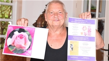 Anna-Maria von Appen freut sich auf die Filmvorführung auf der Kulturbühne. Am 24. Oktober wird außerdem im „FrauenZimmer“ die Ausstellung „Euch Frauen wollen wir Blumen schenken“ eröffnet.