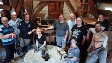 Es ist eine Gruppe von angehenden freiwilligen Müllern zu sehen, die im Museum Moorseer Mühle einen Lehrgangstag verbracht haben.