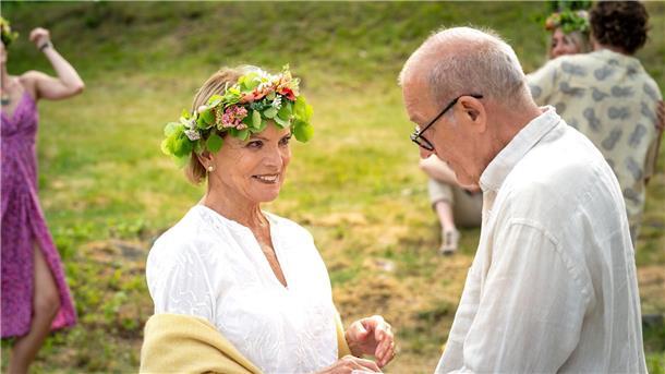 Anna (Uschi Glas) und Henrik (Leonard Lansink) tanzen auf dem Mittsommerfest.