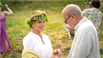 Anna (Uschi Glas) und Henrik (Leonard Lansink) tanzen auf dem Mittsommerfest.