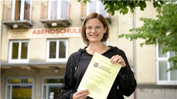 Anna Wahlers zeigt noch mal ihr Spitzenzeugnis. Sie hat ihr Abitur an der Abendschule nachgeholt.