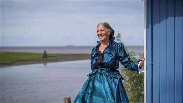 Frau im Kleid