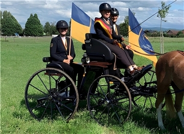 Annabel Kriete, Lea Schröder und Rebecca Poppe (von likns) belegten als Team Hannover in der Länderwertung den zweiten Platz bei der deutschen Jugendmeisterschaft im Fahren.