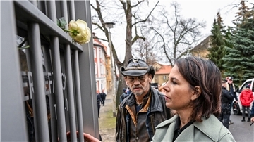 Annalena Baerbock am Mahnmal des sogenannten Kindergefängnisses aus DDR-Zeiten.