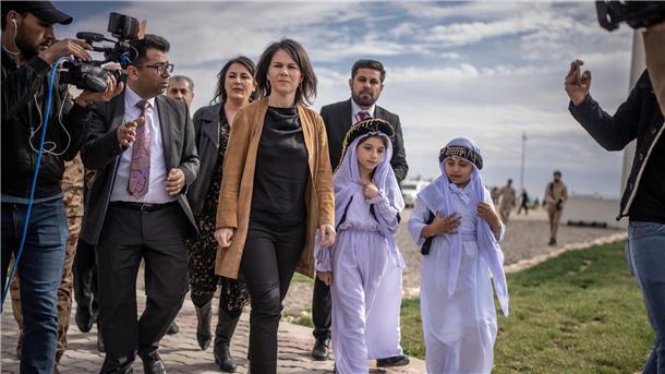 Baerbock verspricht Jesiden nach Völkermord Aufbauhilfe Annalena Baerbock besucht bei ihrer Reise die nordirakische Stadt Sindschar, dem Hauptsiedlungsgebiet der Jesiden. Der Islamische Staat (IS) gilt als verantwortlich für den Völkermord an den Jesiden nach 2014.