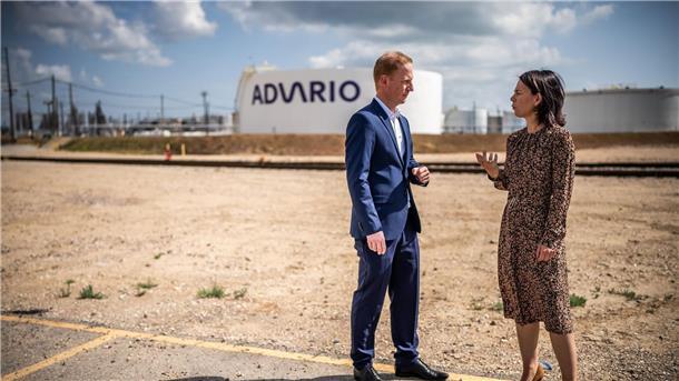 „Bundesstaat der Extreme“: Baerbock zu Gast in Texas Annalena Baerbock im Gespräch mit Advario-Finanzvorstand Thomas Seifert. Die Bundesaußenministerin besuchte in Houston die Firma, die ein Ammoniakspeichersystem entwickelt hat.
