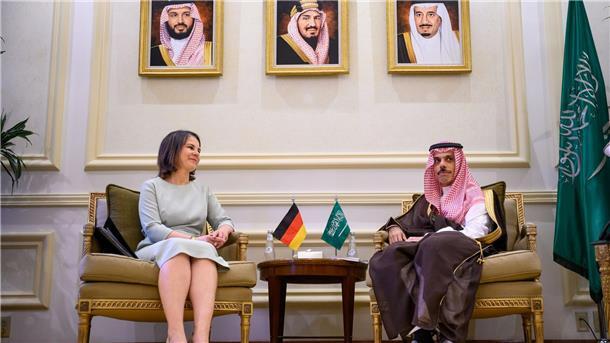 Annalena Baerbock im Gespräch mit ihrem saudi-arabischen Kollegen Faisal bin Farhan.