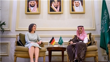 Annalena Baerbock im Gespräch mit ihrem saudi-arabischen Kollegen Faisal bin Farhan.
