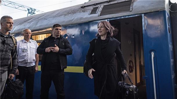 Annalena Baerbock ist mit dem Zug in der ukrainischen Hauptstadt Kiew gereist.