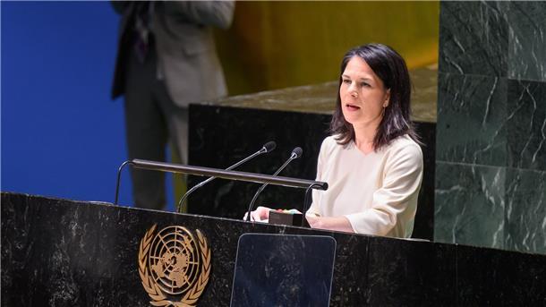 Zwei Jahre Ukraine-Krieg: Scharfe Russland-Kritik in UN Annalena Baerbock spricht bei der Generalversammlung der Vereinten Nationen in New York.