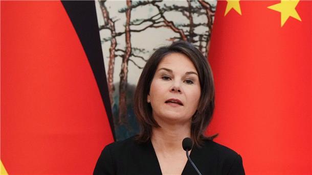 China versichert: Keine Waffen an Russland Annalena Baerbock steht im Staatsgästehaus Diaoyutai während einer Pressekonferenz Rede und Antwort.