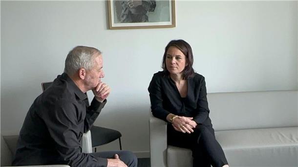 Annalena Baerbock trifft den Oppositionspolitiker Benny Gantz.