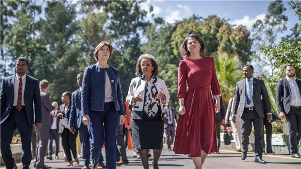 Baerbock in Äthiopien: Putin verschärft Lebensmittelkrise Annalena Baerbock und Catherine Colonna (l) zu Gast bei Äthiopiens Präsidentin Sahle-Work Zewde (M) in Addis Adeba.