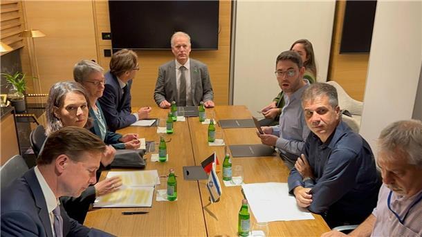 Annalena Baerbock und Eli Cohen (r) treffen sich mit ihren Delegationen zu Gesprächen.