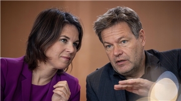 Annalena Baerbock und Robert Habeck verweisen beim Asyl-Kompromiss der EU auf die Notwendigkeit einer Einigung.