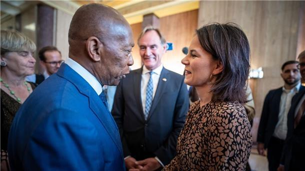 „Bundesstaat der Extreme“: Baerbock zu Gast in Texas Annalena Baerbock wird von Houstons Bürgermeister Sylvester Turner empfangen. Im Hintergrund: Leipzigs Oberbürgermeister Burkhard Jung.