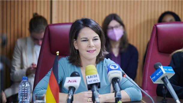Baerbock: Deutschland und Nigeria zusammen gegen Klimawandel Annalena Baerbock: „in weiten Teilen der Region ist der Klimawandel ein Treiber des Terrorismus und er facht bestehende Ressourcenkonflikte weiter an“.