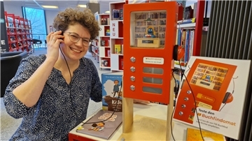 Anne Humboldt, Leiterin der Kreisbibliothek, freut sich über das neue Angebot in der Kreisbibliothek Brake.