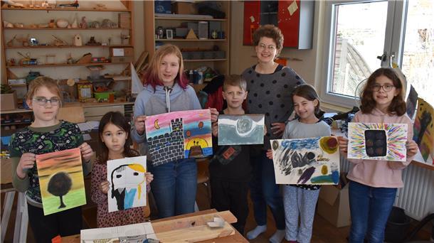 Anne Humboldt mit einigen der Kinder der Kunstwerkstatt.