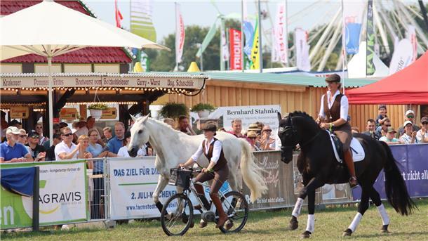 Anne Krüger-Degener begeistert mit Tochter Carla im Tiershow-Ring.