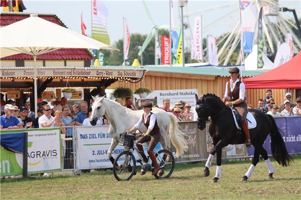Anne Krüger-Degener begeistert mit Tochter Carla im Tiershow-Ring.
